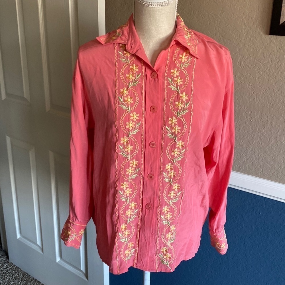 𝅺VINTAGE Diane Von Furstenberg Embroidered Silk Pink Button Down Shirt XS
